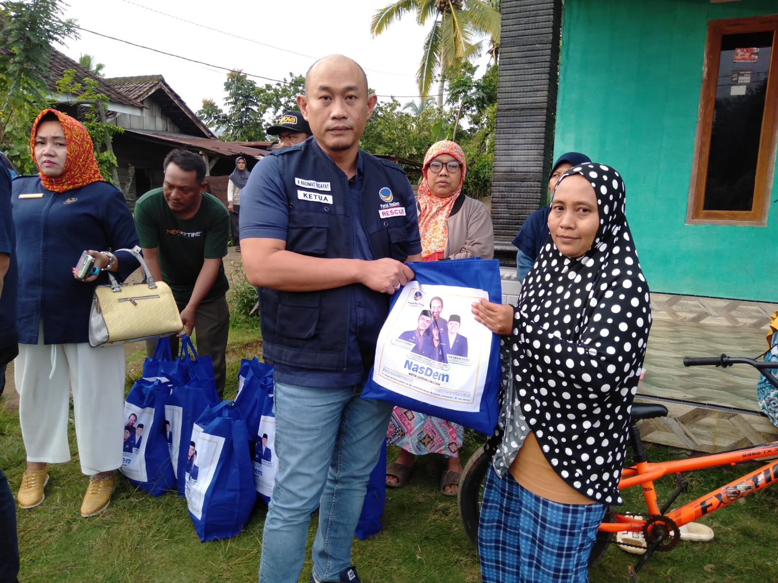 Peduli Korban Angin Puting Beliung, H. Rachmat Hidayat Bersama Pengurus DPD  Partai NasDem Beri Bantuan Sembako - Informasi Terkini Berita Sumsel